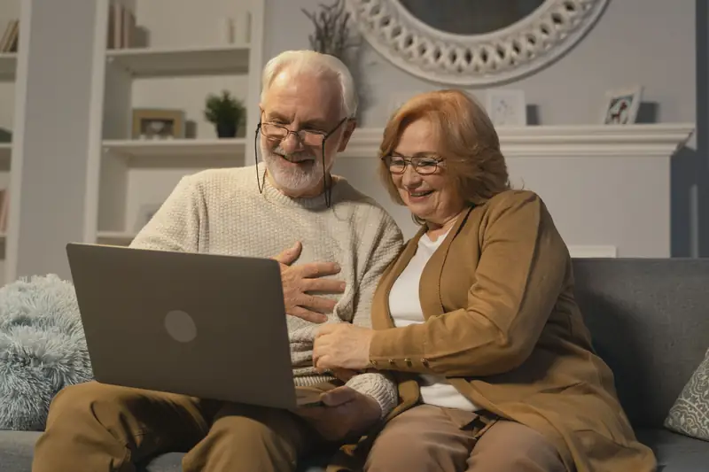 Familia disfrutando una videollamada en casa gracias a su conexión