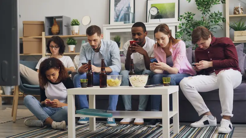 Grupo de personas usando varios dispositivos en casa